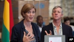 Samantha Power s'exprimant au Ghana après avoir visité la Mission de l'ONU pour l'action d'urgence contre Ebola