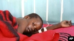 Mtoto akitibiwa kipindupindu kwenye hospitali. Picha ya maktaba