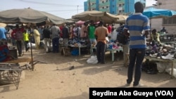 Les clients parcourent les tables des vendeurs au marché Colobane de Dakar, 17 juin 2017. (VOA/ Seydina Aba Gueye)