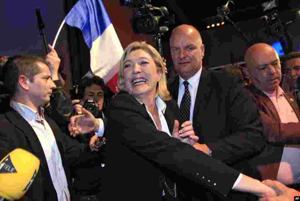 Bà Marine Le Pen, Ứng cử viên Đảng Mặt trận Quốc gia chào đón người ủng hộ tại Paris, ngày 22 tháng 4 năm 2012 (Reuters) 