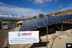 FILE - Sistem panel surya yang didanai oleh Badan Pembangunan Internasional Amerika Serikat (USAID) di kota perbatasan Lebanon-Suriah, Majdal Anjar, di lembah Bekaa timur, Lebanon, 9 November 2022. (Bilal Hussein, Arsip/AP)