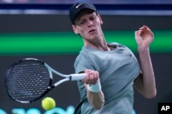 Petenis Italia Jannik Sinner mengembalikan pukulan forehand ke arah Tomas Martin Etcheverry dari Argentina selama pertandingan tunggal putra di turnamen tenis Shanghai Masters di Qizhong Forest Sports City Tennis Center di Shanghai, China, 6 Oktober 2024. (Foto: AP)