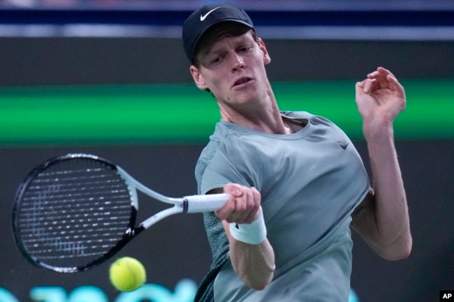 Petenis Italia Jannik Sinner mengembalikan pukulan forehand ke arah Tomas Martin Etcheverry dari Argentina selama pertandingan tunggal putra di turnamen tenis Shanghai Masters di Qizhong Forest Sports City Tennis Center di Shanghai, China, 6 Oktober 2024. (Foto: AP)
