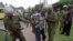 La police tanzanienne détient un partisan du parti politique d'opposition Chadema le 10 mars 2020.