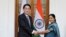 Ngoại trưởng Nhật Bản Fumio Kishida bắt tay với Ngoại trưởng Ấn Độ Sushma Swaraj trước một cuộc họp ở New Delhi, Ấn Độ, 17/1/2015.