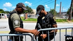 Шерифите на округот Фултон поставуваат барикади за медиумско поставување пред затворот во округот Фултон во Атланта, Џорџија
