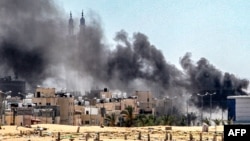 Gambar yang diambil dari Khan Yunis di Jalur Gaza selatan ini menunjukkan kepulan asap saat berlangsungnya pertempuran di kawasan Sultan, barat laut Rafah, 18 Juni 2024. (Bashar TALEB / AFP)