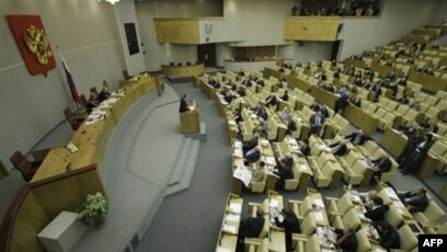 Ruslar tomosha qilishni tugatmoqda Onlayn mashinada porno tomosha qiling