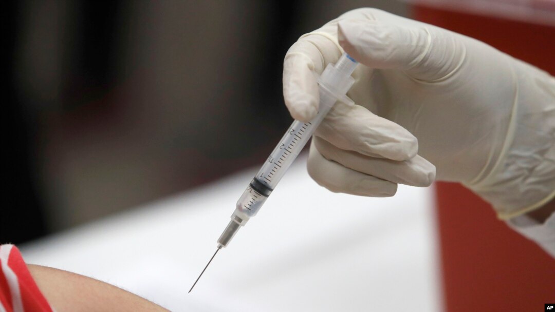 Sebuah jarum suntik yang berisikan dengan vaksin influenza menandai saat vaksinasi flu di Eastfield College di Mesquite, Texas, Kamis, 23 Januari 2020. (Foto: AP/LM Otero)