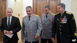 Ông Igor Kostyukov (bìa phải) và các quan chức cấp cao của Nga.