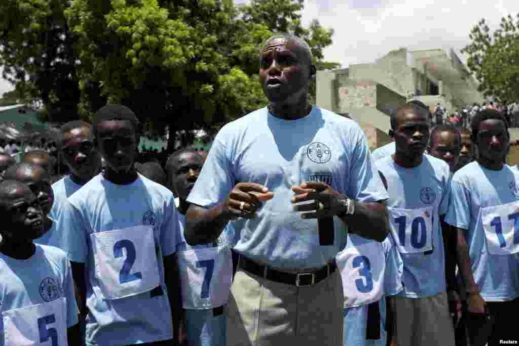 Carl&nbsp;Lewis a remporté dix médailles olympiques, dont neuf en or, ainsi que dix médailles aux championnats du monde d&#39;athlétisme, dont huit en or. 