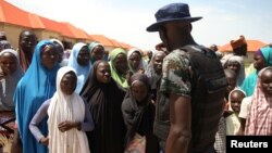 Camp de Bakkasi pour les déplacés internes après une manifestation contre les rations de nourriture trop petites, à Maiduguri, dans l'État de Borno, Nigeria, le 29 août 2016. 