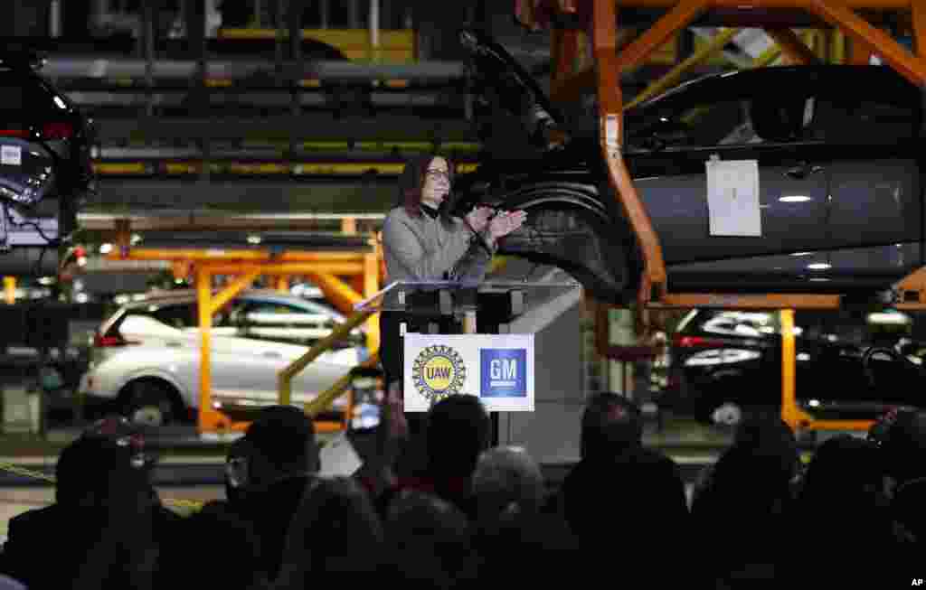ماری بارای مدیرعامل شرکت جنرال موتورز که از سوی پرزیدنت ترامپ برای بستن چند کارخانه خودرو سازی در داخل آمریکا مورد انتقاد است، خبر داد که این شرکت در میشیگان یک سرمایه گذاری ۳۰۰ میلیون دلاری برای خودروهای جدید خواهد کرد.&nbsp;