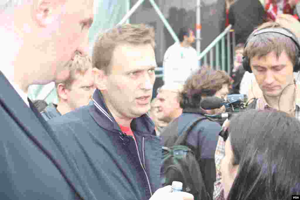 Алексей Навальный после своего выступления за сценой митинга