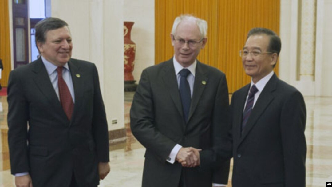 Chinese Premier Wen Jiabao, right, shakes hand with EU President Herman Van Rompuy beside European Commission President Jose Manuel Barroso before their meeting at the Great Hall of the People in Beijing , Feb. 14, 2012.