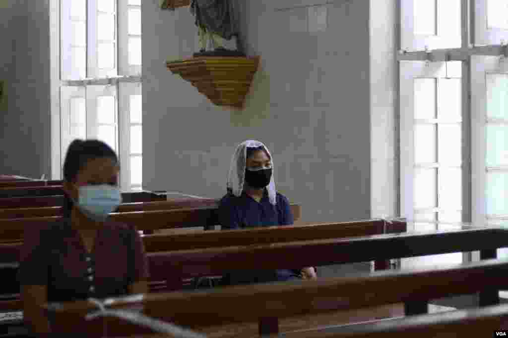 ကိုဗစ်ကာလ မန္တလေးမြို့၊ ရွှေနှလုံးတော် Cathedral ဘုရားကျောင်းမှာ ဝတ်ပြုဆုတောင်းနေကြတဲ့ မြင်ကွင်းတချို့။ (သြဂုတ် ၂၃၊ ၂၀၂၀)