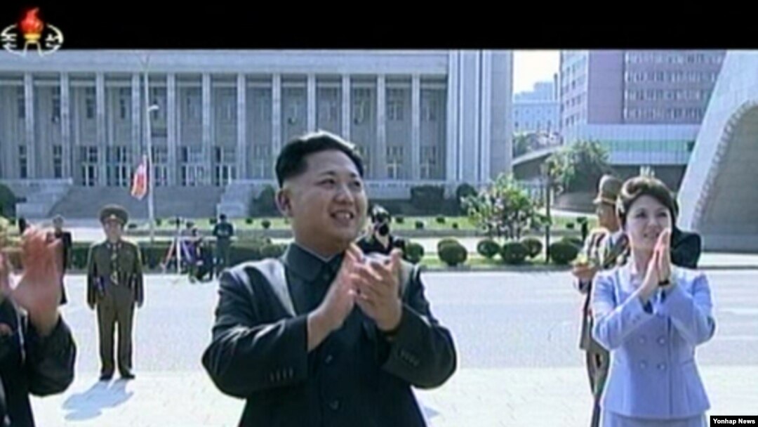북한 김정은 국방위원회 제1위원장의 부인 리설주(오른쪽)가 9일 김일성종합대학 교육자 살림집 준공식에 참석했다. 리설주가 공개석상에 나온 것은 지난달 15일 김 제1위원장과 함께 2013 아시안컵 및 아시아클럽 역도선수권대회를 관람한 이후 24일만이다. 