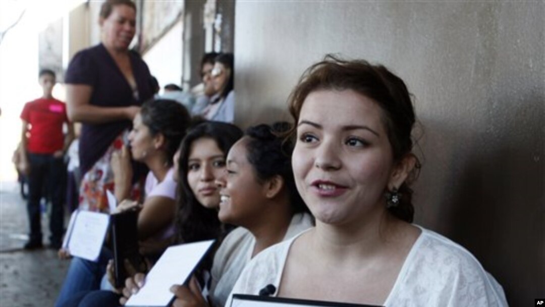 Pendatang dari Amerika Latin di sebuah kantor keimigrasian di Los Angeles, California (foto: dok).