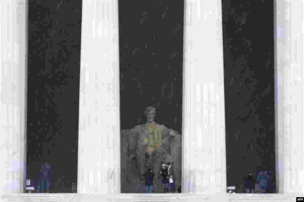 Snow flurries fall by the Lincoln Memorial in Washington, on Thursday, Dec. 16, 2010. (AP Photo/Jacquelyn Martin)