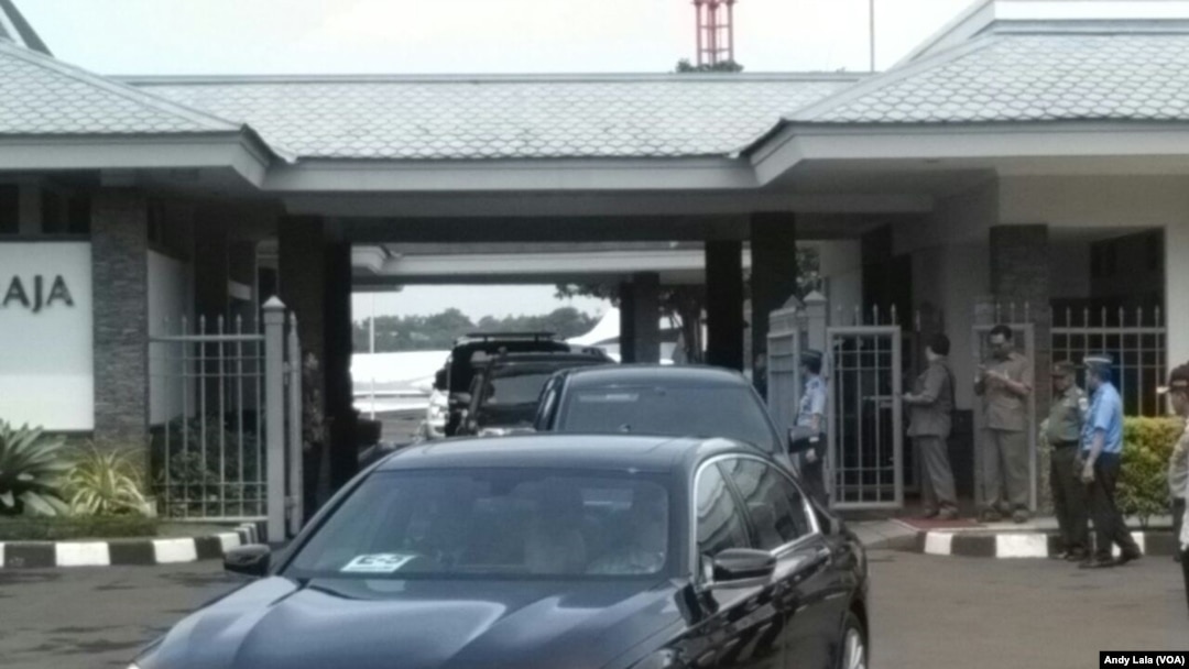 Iring-iringan rombongan mantan Presiden Amerika Serikat Barack Obama keluar dari VVIP Bandara Halim Perdana Kusuma Jakarta Jum'at (30/6). 