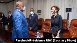 Président Félix Tshisekedi (G) na masolo na mokambi ya UNESCO Audrey Azoulay na cité ya Union africaine, na Kinshasa, 15 octobre 2020. (Facebook.Présidence RDC)