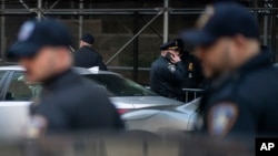 ნიუ-იორკის პოლიცია სასამართლოს შენობასთან პატრულირებს. 21 მარტი, 2023 წ. ნიუ-იორკი, აშშ.