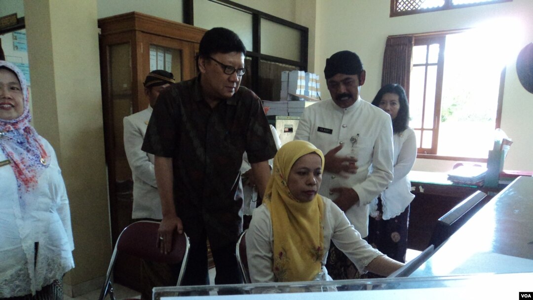 Menteri Dalam Negeri Tjahjo Kumolo mengecek sistem data kependudukan di Solo, Jawa Tengah. (VOA/Yudha Satriawan)