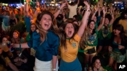 Fan của đội tuyển Brazil ăn mừng chiến thắng tại Rio de Janeiro, Brazil, ngày 12/06/2014.