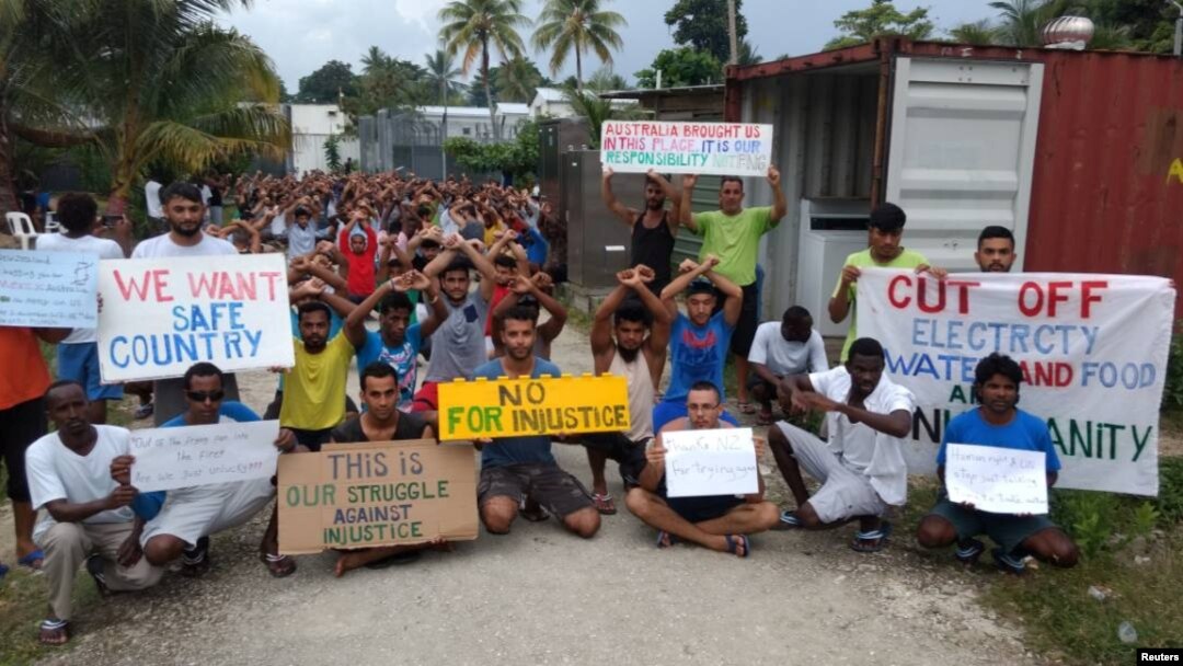 Foto yang diambil dari sosial media ini menunjukkan para pencari suaka yang sedang berunjuk rasa di pulau Manus, Papua Nugini , 3 November 2017.