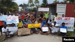 Foto yang diambil dari sosial media ini menunjukkan para pencari suaka yang sedang berunjuk rasa di pulau Manus, Papua Nugini , 3 November 2017.