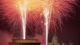 آتش&zwnj;بازی جشن روز استقلال آمریکا در ۴ ژوئیه ۲۰۲۴، بر فراز مرکز خرید ملی در واشنگتن دی سی.<br />
از سمت چپ: یادبود لینکلن، بنای یادبود واشنگتن و ساختمان کنگره ایالات متحده