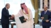 محمد بن سلمان، ولیعهد عربستان در حال دست دادن با رجب طیب اردوغان، رئیس جمهوری ترکیه.