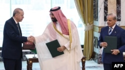 محمد بن سلمان، ولیعهد عربستان در حال دست دادن با رجب طیب اردوغان، رئیس جمهوری ترکیه.