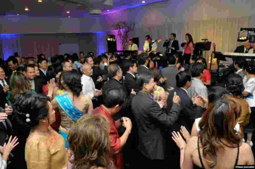 ລູກໃຜ ເມຍໃຜ ຟ້ອນກັນໄປເລີຍໆ