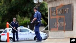 Lambang swastika di papan penunjuk Parlemen Negara Bagian Victoria di Melbourne, Australia, 1 Oktober 2012. Negara bagian Victoria Australia sedang menyusun undang-undang yang melarang simbol Nazi ditampilkan di ranah publik. (David Crosling/AAP Image via AP)