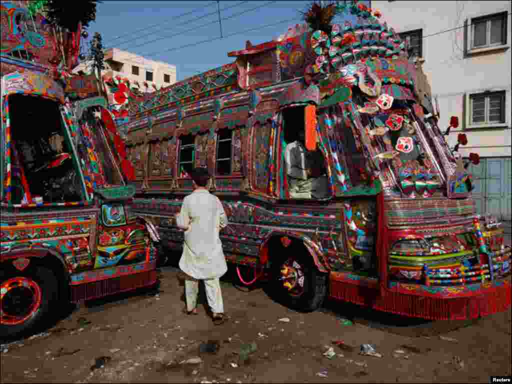 کراچی کی سڑکوں پر یوں تو سارا دن بے ہنگم ٹریفک میں ان پبلک ٹرانسپورٹ میں شامل شامل کچھ بسیں ایسی ہیں جو دلہن کی طرح سجی نظر آتی ہیں 