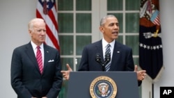 Le président sortant des Etats-Unis Barack Obama accompagné de son vice-président Joe Biden, dans le jardin de la Maison Blanche, 9 novembre 2019.