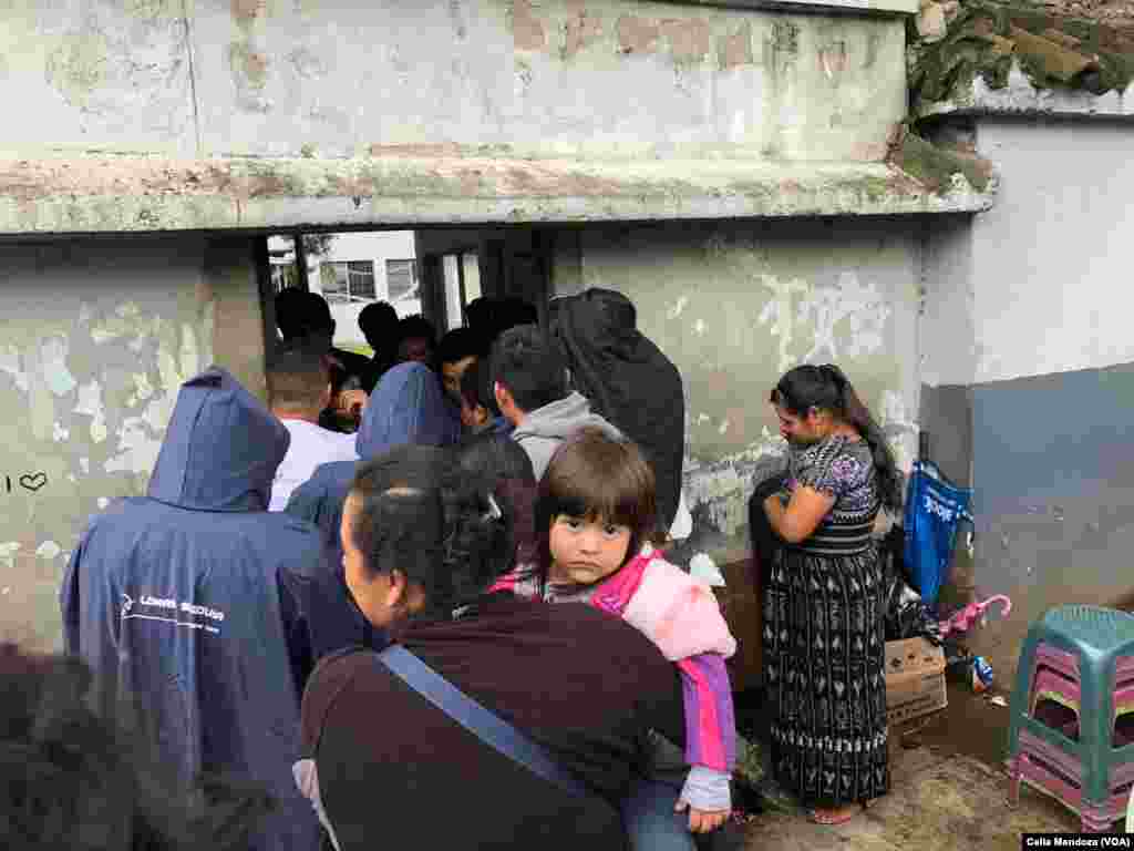 Familiares esperando afuera de la Casa del Migrante