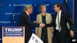 Presiden terpilih Donald Trump berjabat tangan dengan Jared Kushner, suami putrinya Ivanka Trump, dalam sebuah kampanye di SMA Concord di Concord, New Hampshire, Januari 2016. (AP/John Minchillo)