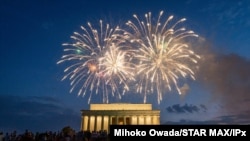 Photo by: Mihoko Owada/STAR MAX/IPx 2021 7/4/21 Americans get ready to celebrate July 4th, Independence Day. Many celebrations were canceled last year due to the pandemic. STAR MAX File Photo: 7/4/20 Fireworks are seen at the Lincoln Memorial in…
