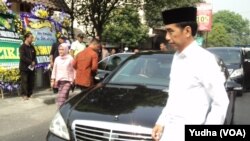 Presiden Jokowi dan ibu negara, Iriana tiba di rumah duka di kawasan Manahan, Solo, Sabtu pagi (24/10).