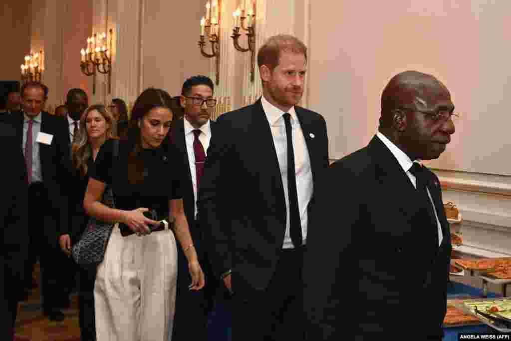 Príncipe Harry, duque de Sussex, e o ministro das Relações Exteriores angolano Tete Antonio participam do evento HALO Trust em celebração da liderança de Angola na desminagem do país