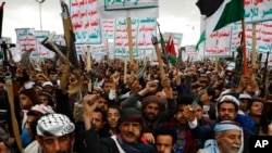 تجمع گروهی از اعضا و هواداران حوثی‌ها در صنعا، پایتخت یمن