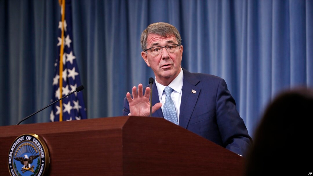 Bộ trưởng Quốc Ash Carter thông báo những quy định mới cho phép người chuyển đổi giới tính phục vụ công khai trong quân đội Hoa Kỳ trong một buổi họp báo tại Ngũ Giác Đài, ngày 30 tháng 6 năm 2016.