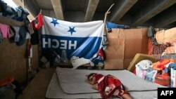 Una niña duerme debajo de un puente tras el paso del huracán Iota en San Pedro Sula, a 180 kilómetros al norte de Tegucigalpa, el 21 de noviembre de 2020.