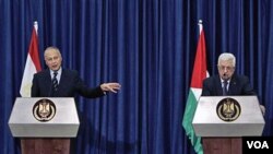 Menlu Mesir Ahmed Aboul Gheit (kiri) dan Presiden Palestina Mahmoud Abbas memberikan keterangan kepada media di Ramallah, Tepi Barat Kamis, 28 Oktober 2010.