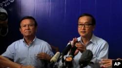 Lãnh đạo Đảng Cứu quốc Sam Rainsy (phải) và Phó Chủ tịch Kem Sokha trong cuộc họp báo tại trụ sở chính ở Phnom Penh, Campuchia.