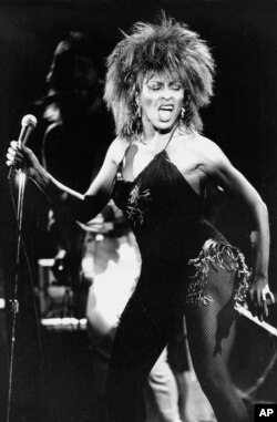 Tina Tarner izvodi hit "What's Love Got to Do With It" u Los Anđelesu 2. septembra, 1984. (Foto: AP/Phil Ramey)