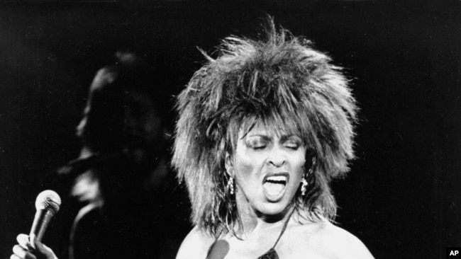 Tina Turner duke interpretuar këngën e saj "What's Love Got to Do With It" në Los Anxhelos, më 2 shtator 1984.