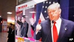 Yon foto ki montre Prezidan ameriken an, Donald Trump ak lidè Kore di Nò a, Kim Jong Un. 